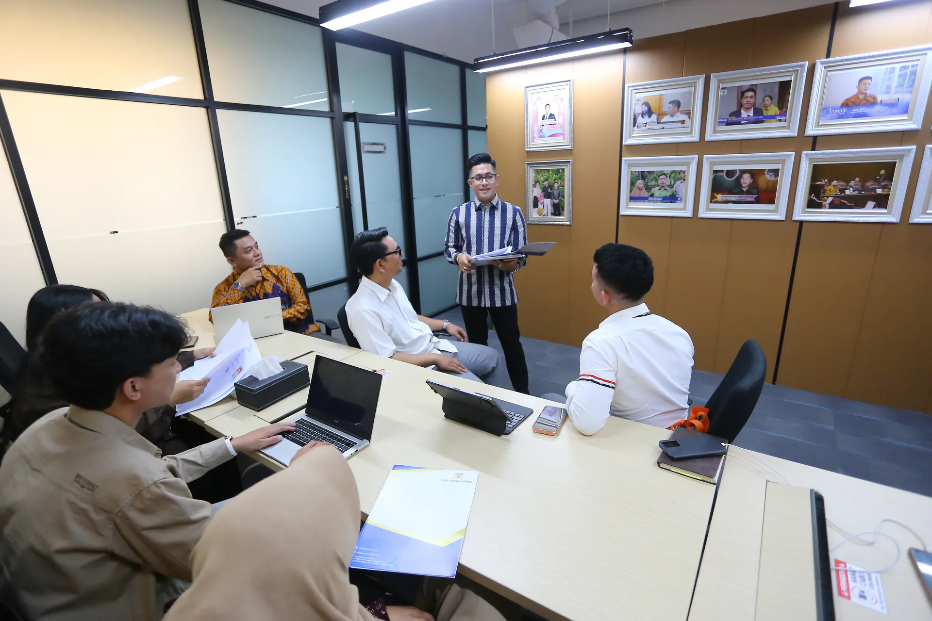 Sesi diskusi tim di ruang rapat Rendi Rumapea & Partners Lawfirm
