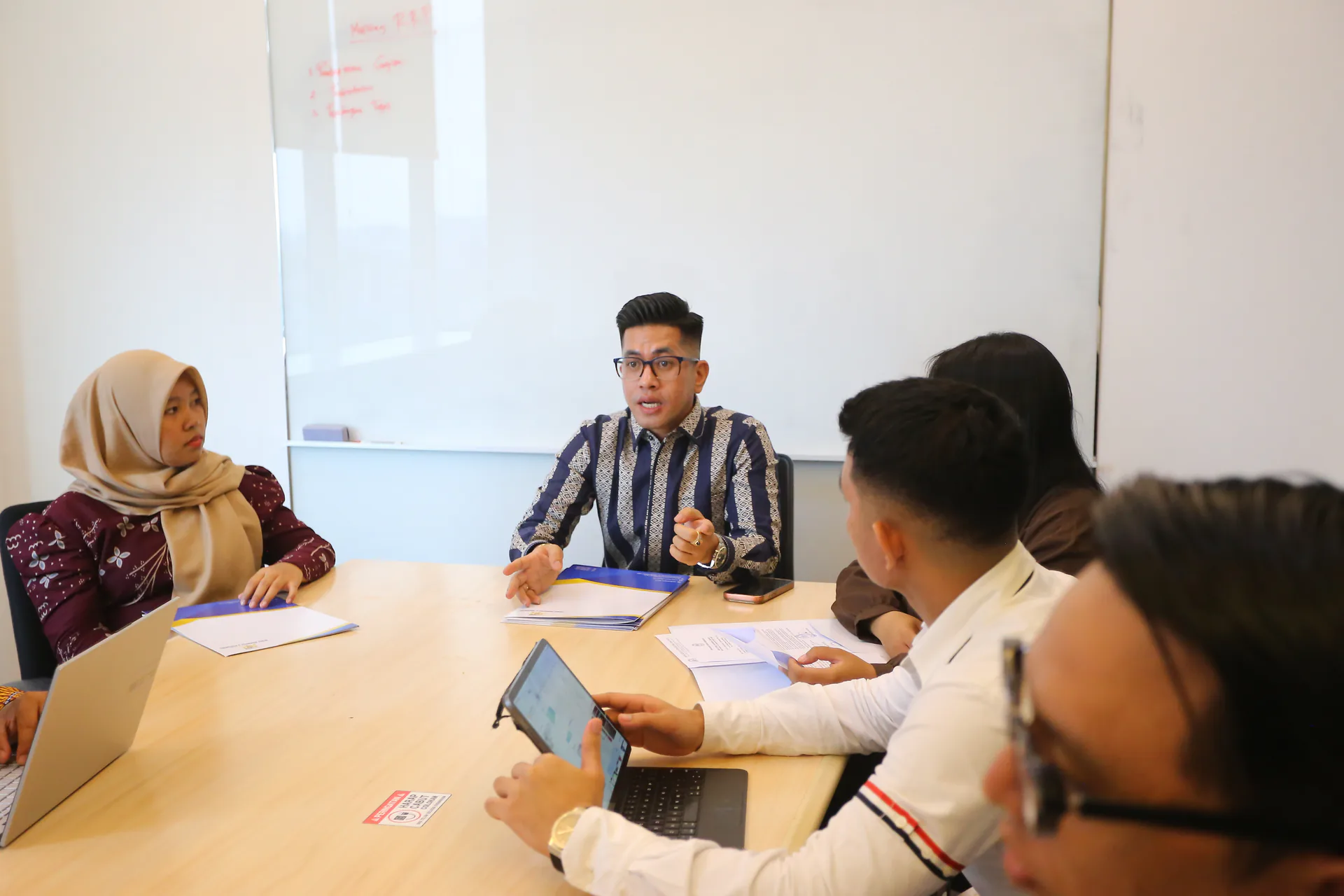 Diskusi profesional dalam ruang rapat Rendi Rumapea & Partners Lawfirm