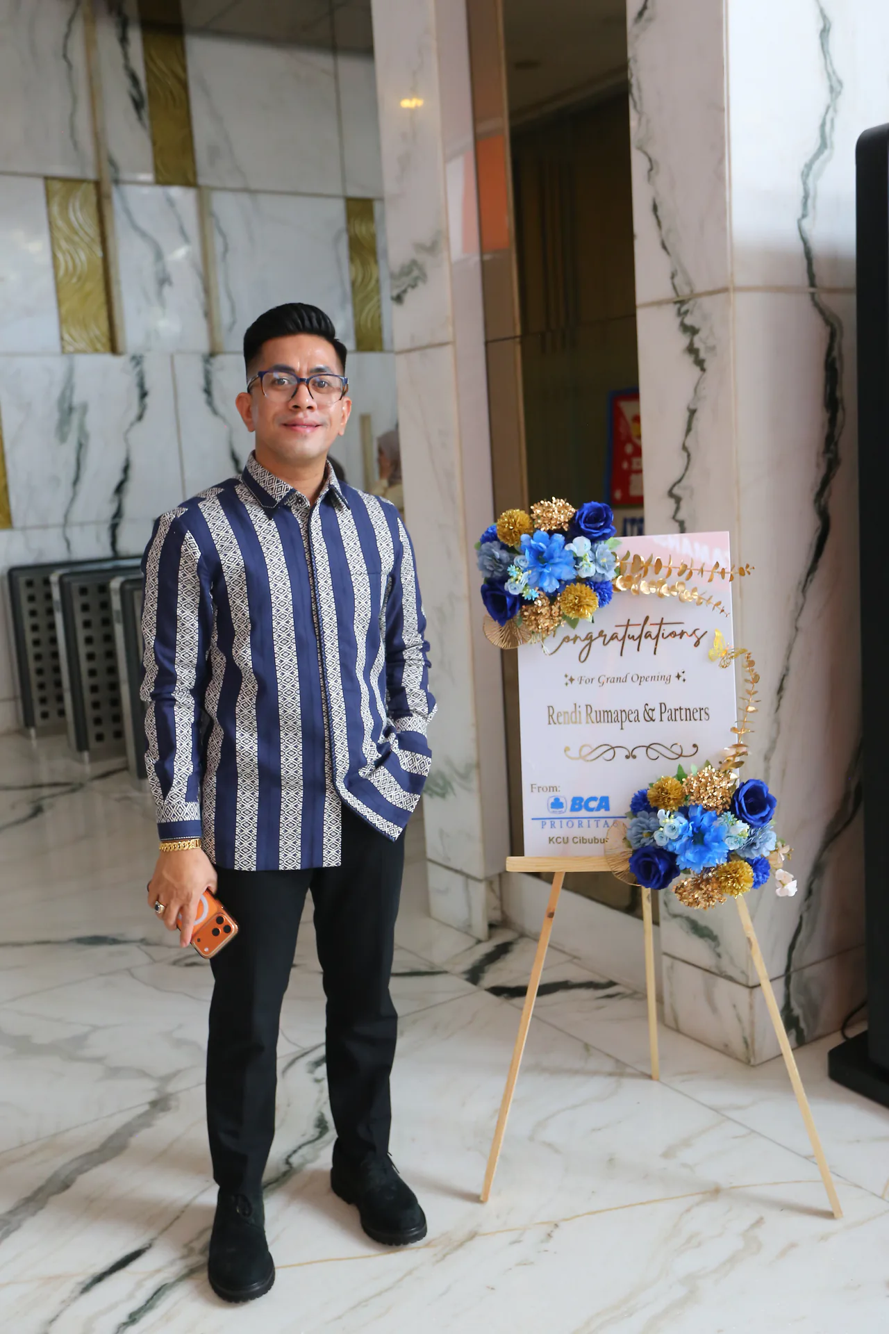 Rendi Rumapea pada momen peresmian kantor